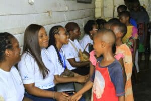 Les femmes d’Africa Bright en action sociale à Douala : visite à l’orphelinat Association Mains Charitables